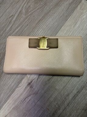 Elegant Ferragamo Cream Bow-Accent Women's Wallet